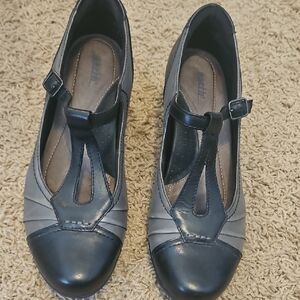 Earth Women's T-Strap Heels in Black and Gray